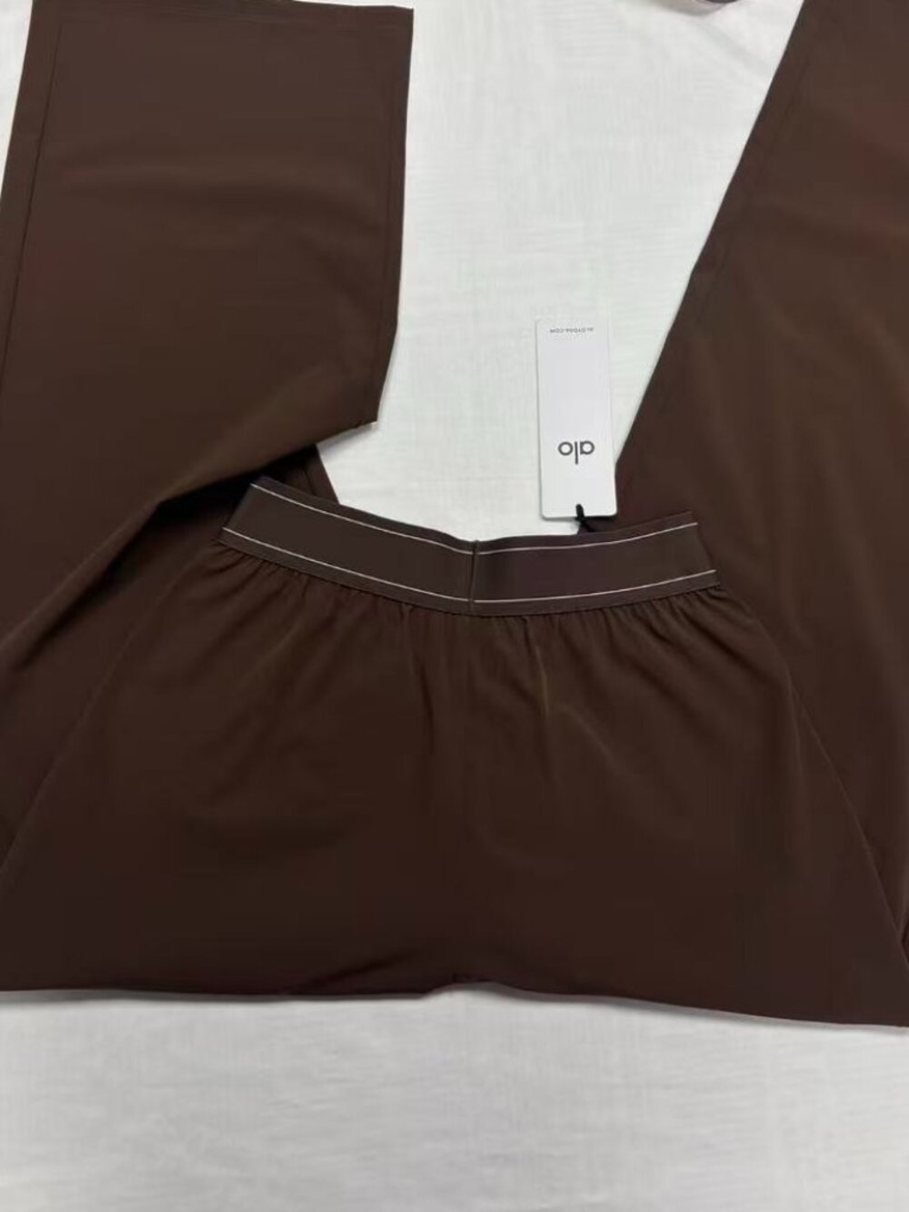 Model Off Duty 🛀 ALO Yoga Suit Up Trouser Coffee Brown🤳Wide-Leg Long-Leg Look - Picture 5 of 8
